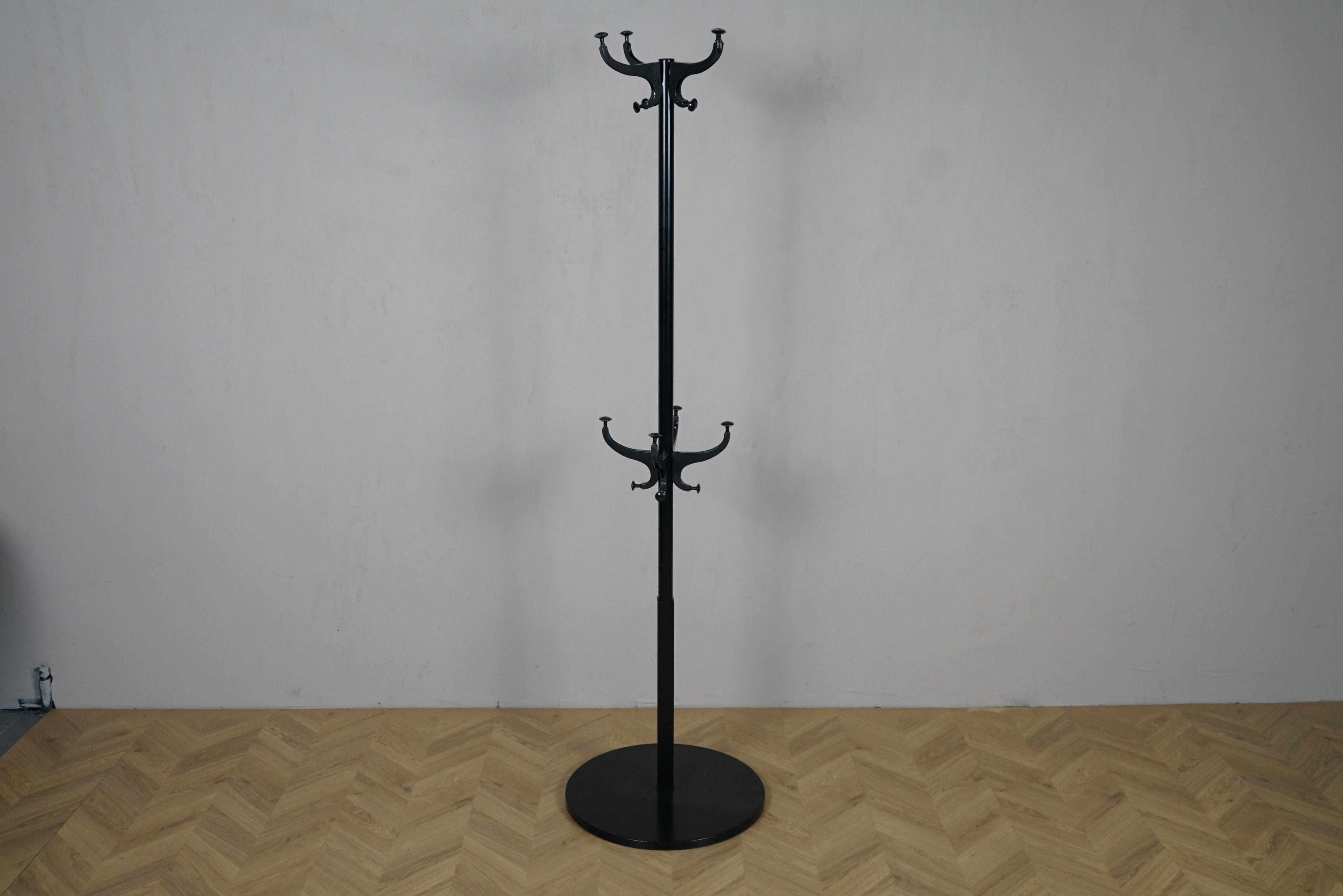 Sort stumtjener fra IKEA set forfra, 185 cm høj med rund fod Ø50 cm.